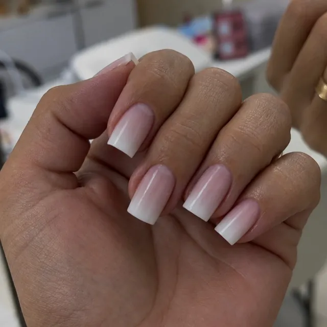Baby boomer suave em unhas quadradas