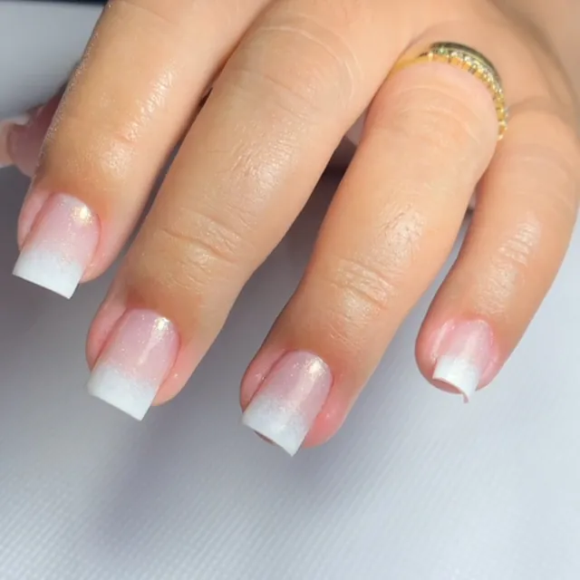 Unhas quadradas com degradê baby boomer
