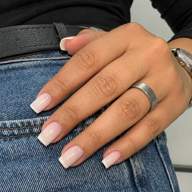 Unhas branquinhas clássicas em gel