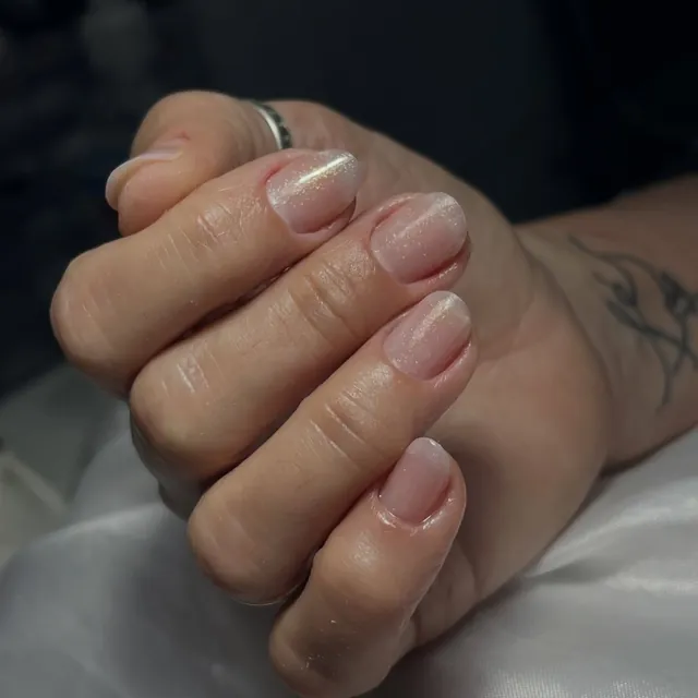 Unhas naturais com brilho sutil