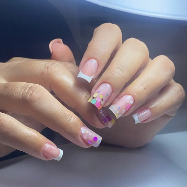 Francesinha com unhas de confete colorido