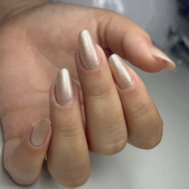 Unhas amendoadas douradas com brilho