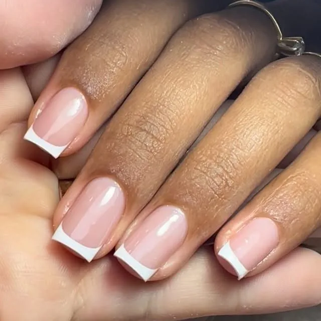 Unhas quadradas com francesinha