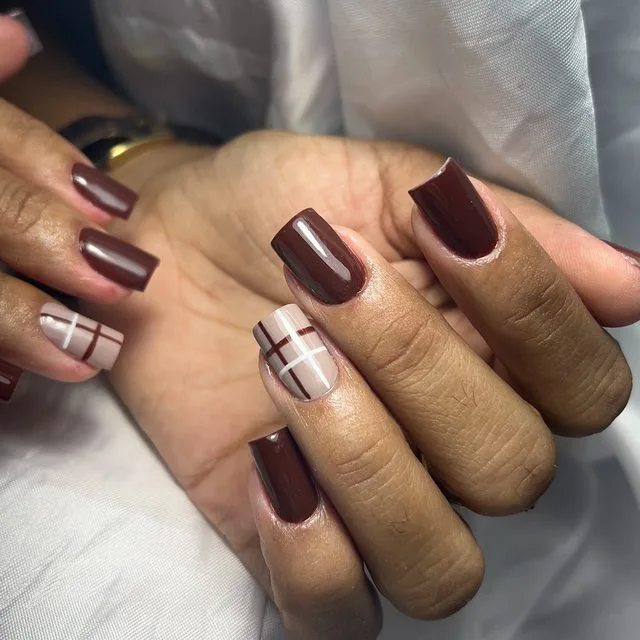 Unhas marsala com detalhe xadrez
