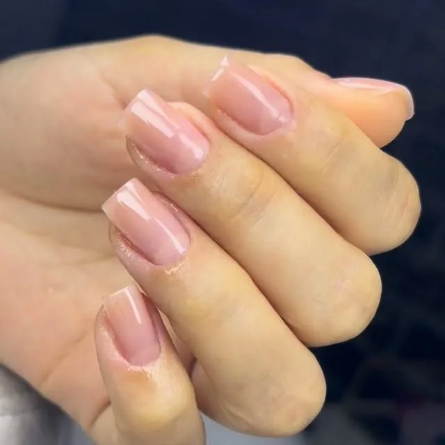 Unhas nude quadradas
