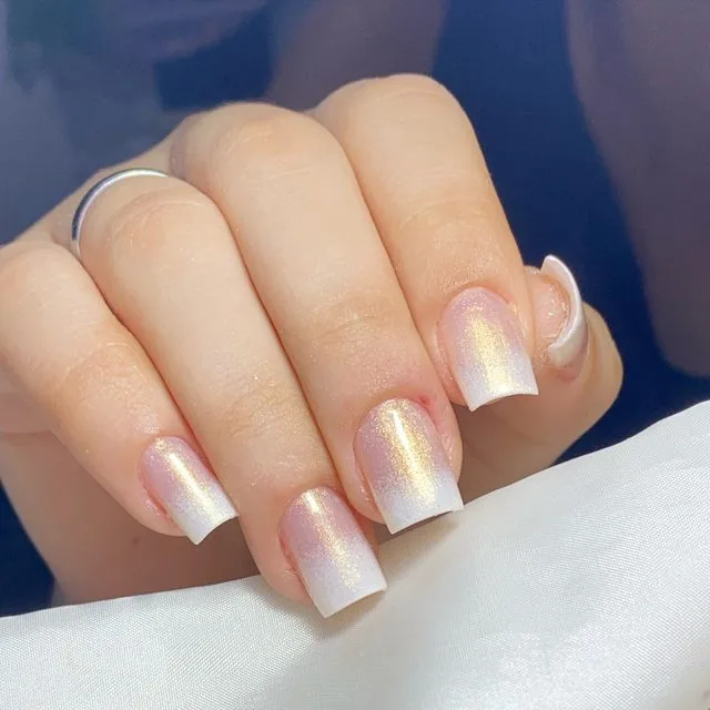 Unhas quadradas com efeito perolado