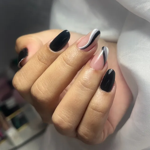 Unhas pretas com arte em linhas brancas