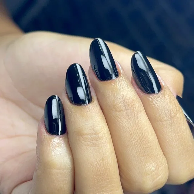 Unhas pretas amendoadas