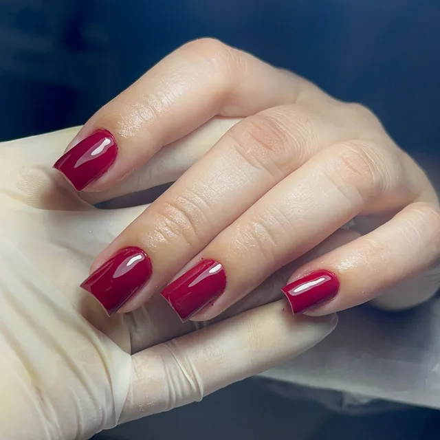Unhas quadradas vermelhas
