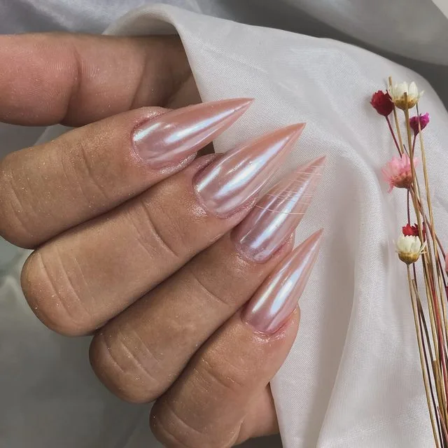 Unhas stiletto com efeito cromado