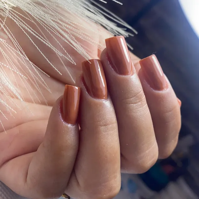 Unhas quadradas em tom terracota