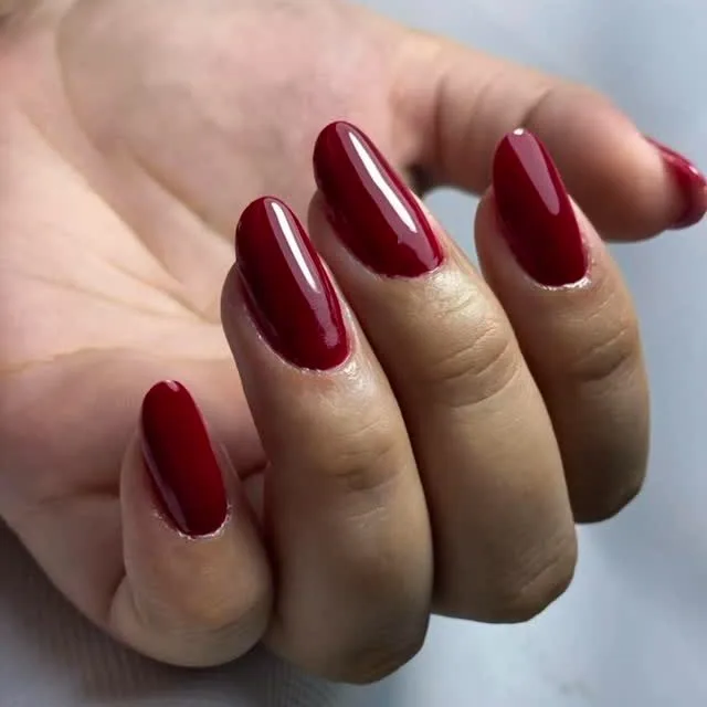 Unhas vermelhas amendoadas